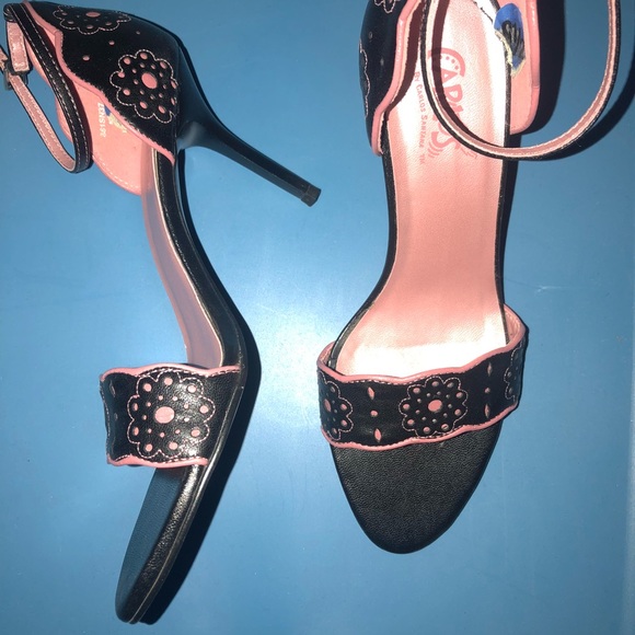 Carlos Santana pink & black heels - Picture 2 of 3
